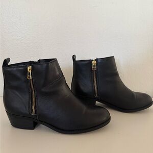 Black Chelsea Ankle Boots Women’s Size 7 Gold Zipper Low Heel Classic Casual